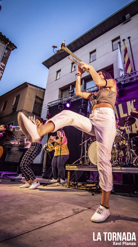 Balkan Paradise Orchestra a la Plaça Major pel Clownia