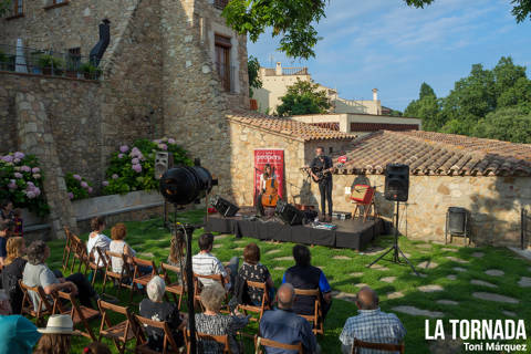 Estúpida Erikah a Castell d'Aro. Festival Propers