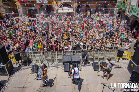 Públic. Joan Garriga a la Plaça Major pel Clownia