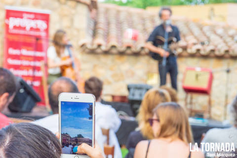 Estúpida Erikah a Castell d'Aro. Festival Propers