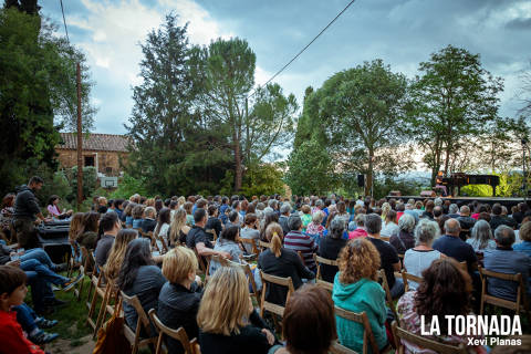 La pluja marca el concert de Manu Guix a Fontcoberta